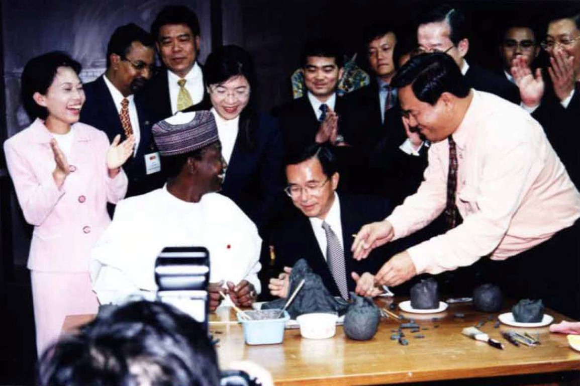 高枝明-2002年 查德共和國總統訪嘉義，由陳前總統陪同參觀交趾陶館，並在高枝明指導下，一齊製作交趾陶等活動