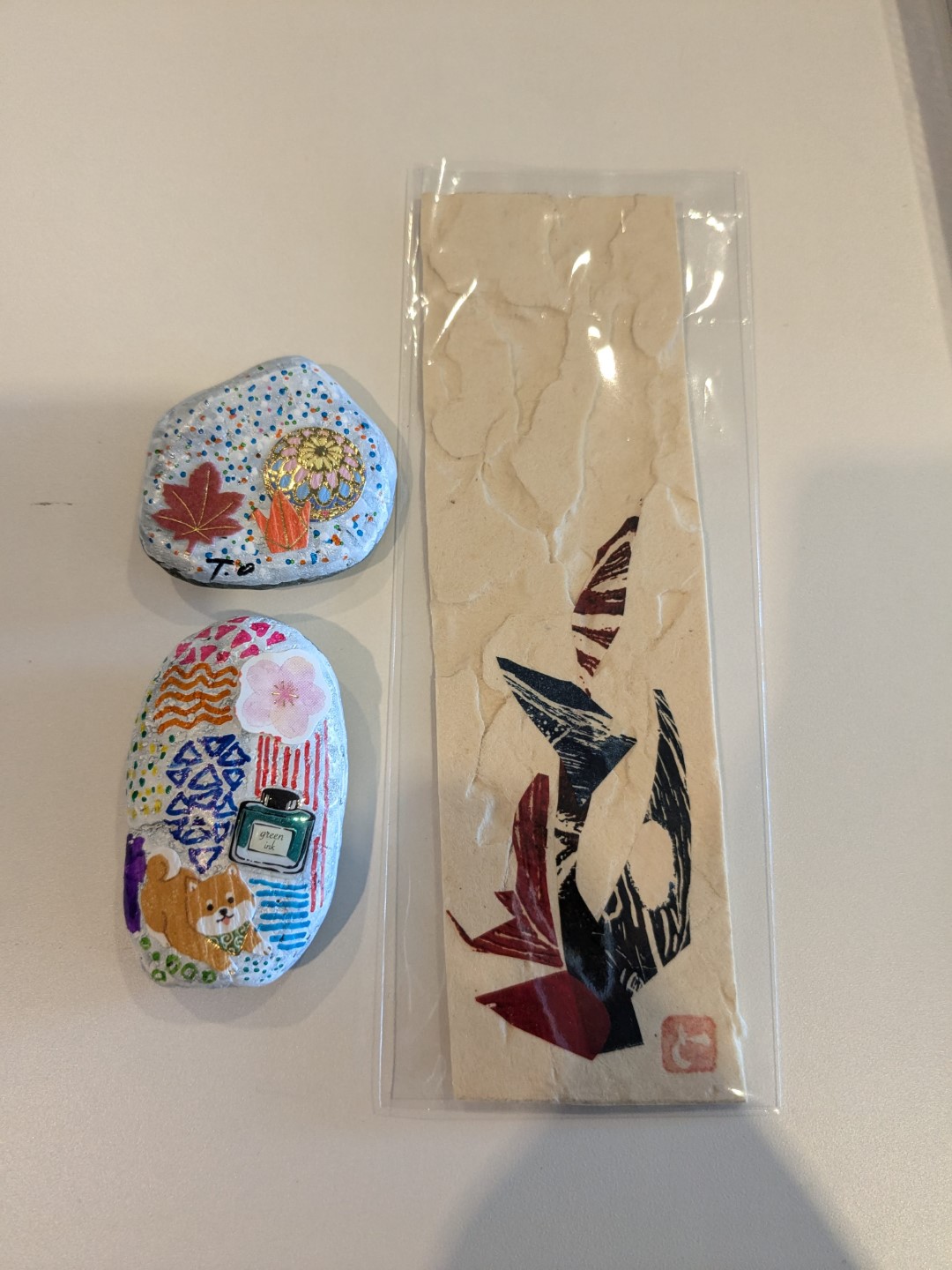 〈日本橫濱戶塚文化祭〉:內田智子先生石頭即興創作(左上)與其書籤創作(右)、筆者石頭即興創作(左下)。