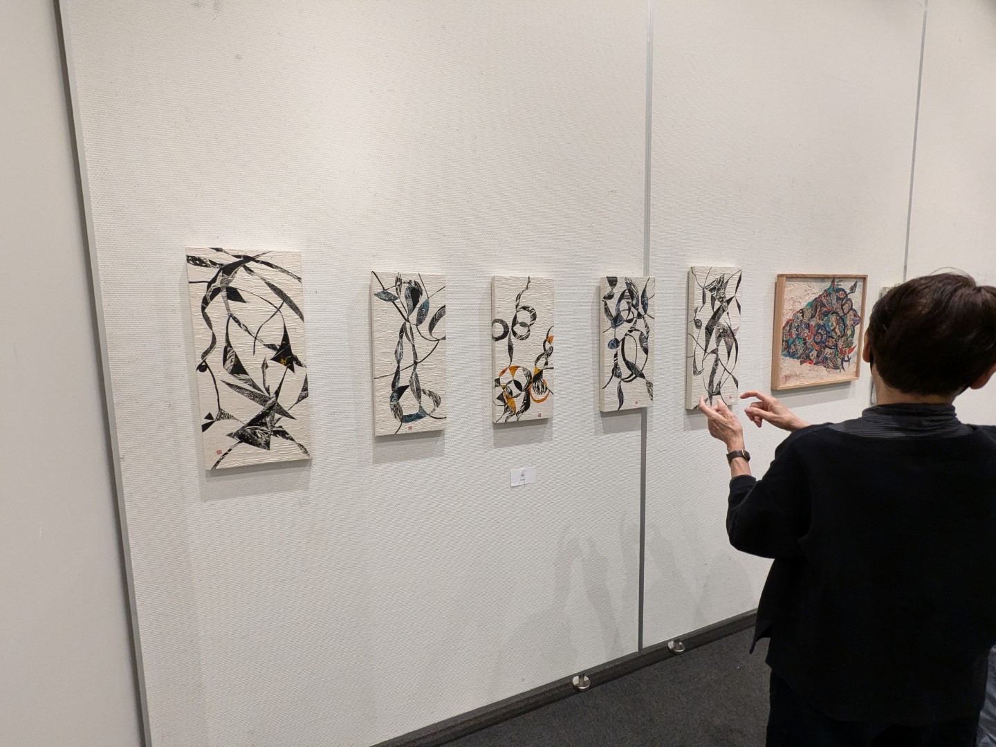 〈日本橫濱戶塚文化祭〉:日本現展審查員 內田智子先生正在與參觀者解釋其創作的動機與理念。