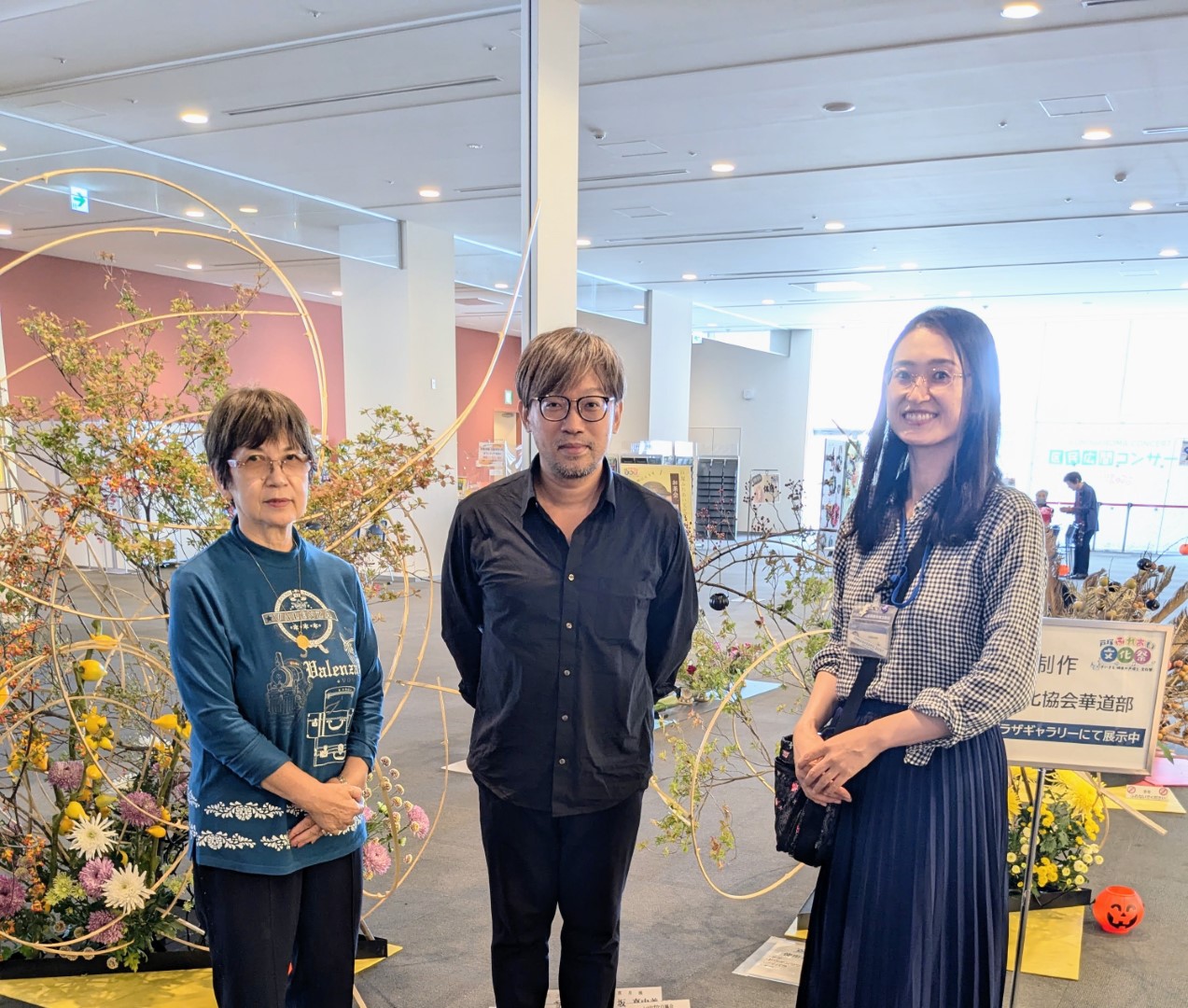 〈日本橫濱戶塚文化祭〉:日本草月流師範會理事 安田悅子(左)先生、日本橫濱戶塚區役所地域振興課 村上華子女士(右)。