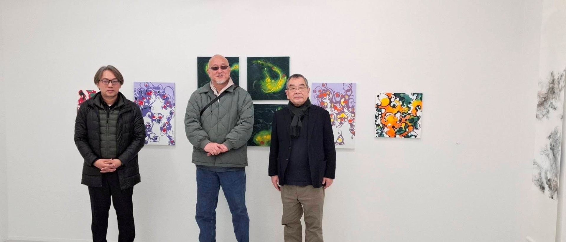 台灣日本藝術家交流展:《日本東京八壁展》:日本現展審查員 渋谷直人先生、畫廊檜 三浦社長、台灣參展者 王穆提合影於台灣藝術家 李元慶作品前。