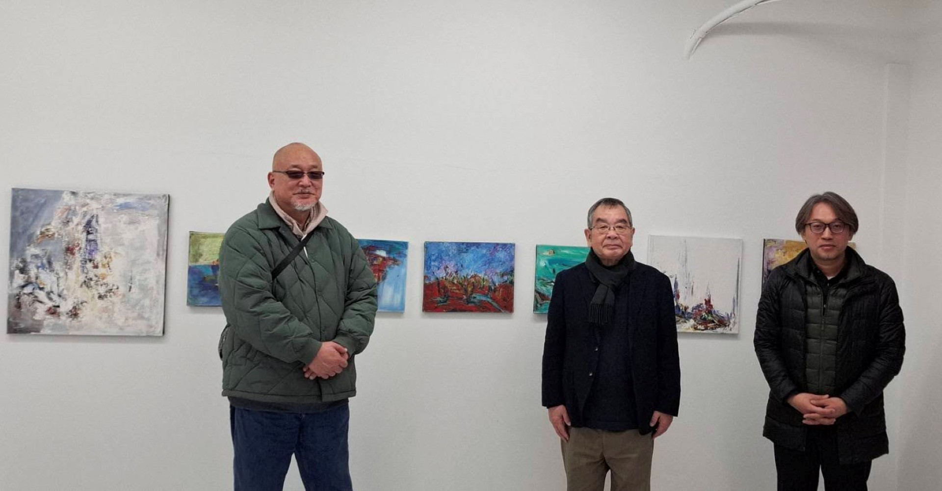 台灣日本藝術家交流展:《日本東京八壁展》:日本現展審查員 渋谷直人先生、畫廊檜 三浦社長、台灣參展者 王穆提合影於台灣藝術家 王佳彬作品前。