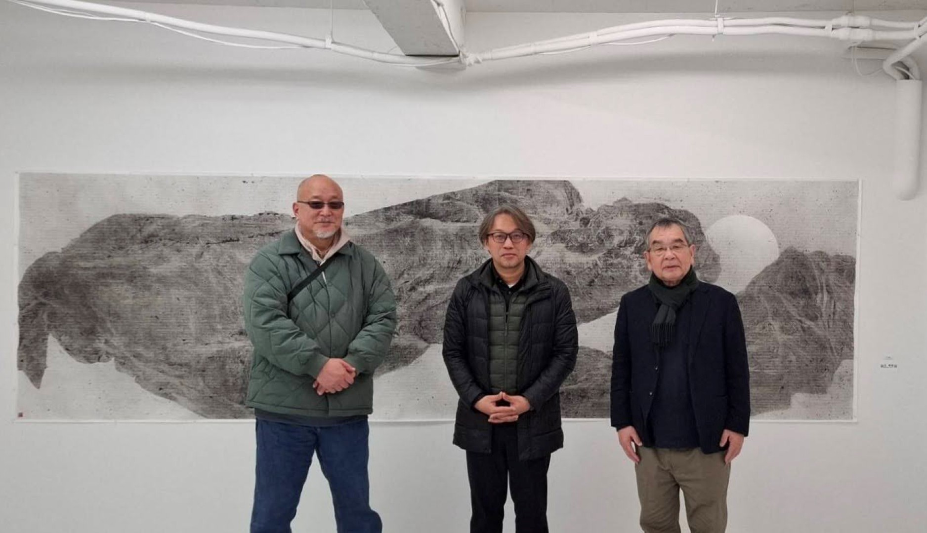 台灣日本藝術家交流展:《日本東京八壁展》:日本現展審查員 渋谷直人先生、畫廊檜 三浦社長、台灣參展者 王穆提合影於台灣藝術家 王穆提作品前。