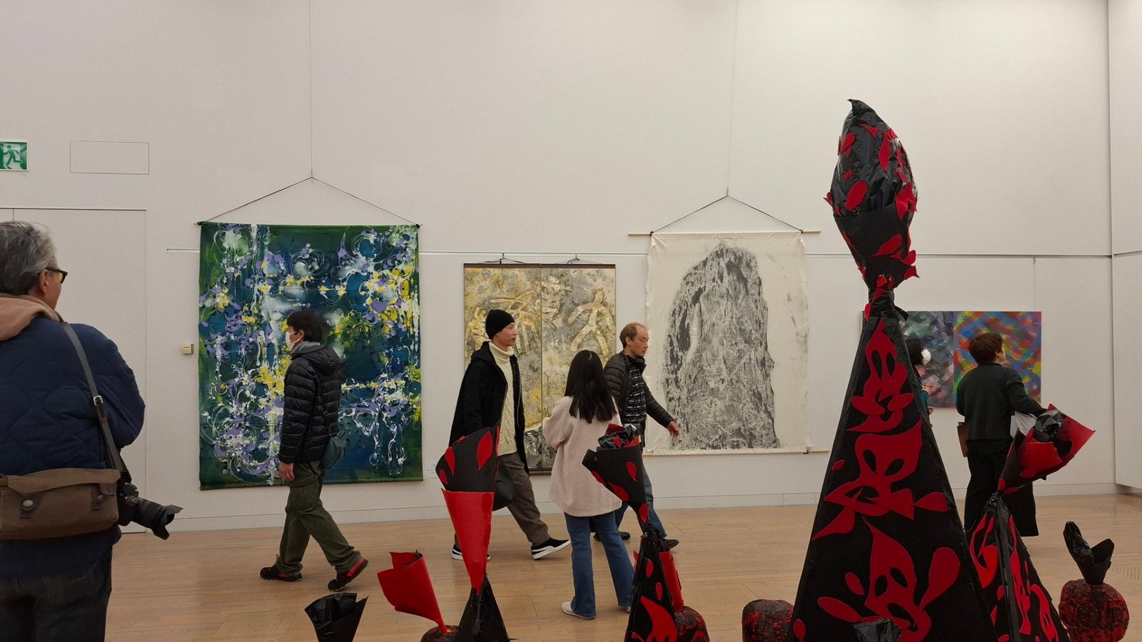 日本第二十三《NAU21世紀美術連立展》-東京國立新美術館展覽-參觀者仔細瀏覽台灣參展者作品
