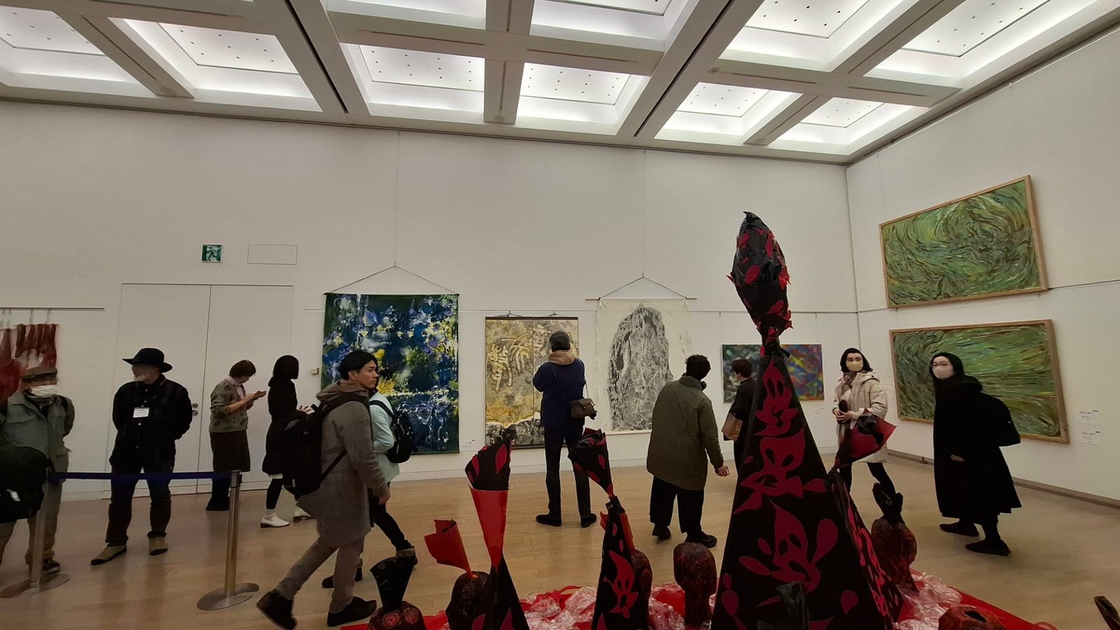 日本第二十三《NAU21世紀美術連立展》-東京國立新美術館展覽-參觀者仔細瀏覽台灣參展者作品、現場並有表演藝術家、音樂藝術家共同演奏
