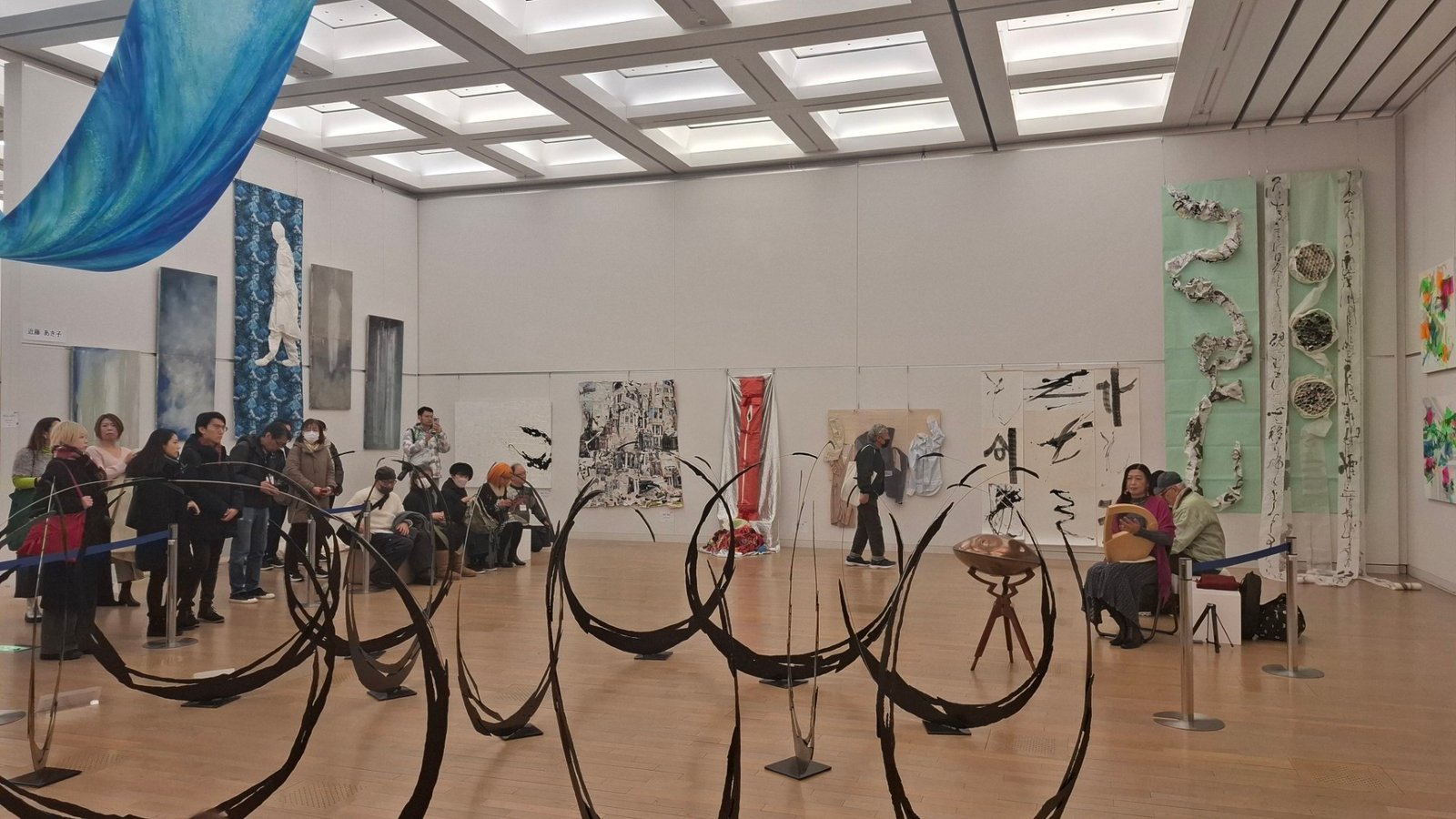 日本第二十三《NAU21世紀美術連立展》-東京國立新美術館展覽-參觀者仔細瀏覽台灣參展者作品、現場並有表演藝術家、音樂藝術家共同演奏