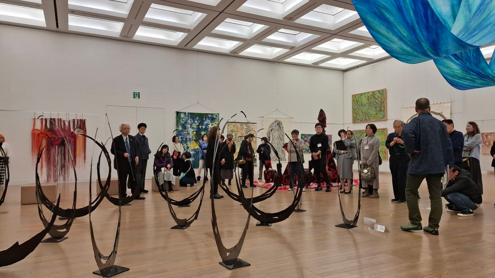 日本第二十三《NAU21世紀美術連立展》-東京國立新美術館展覽-參觀者仔細瀏覽台灣參展者作品、現場並有表演藝術家、音樂藝術家共同演奏