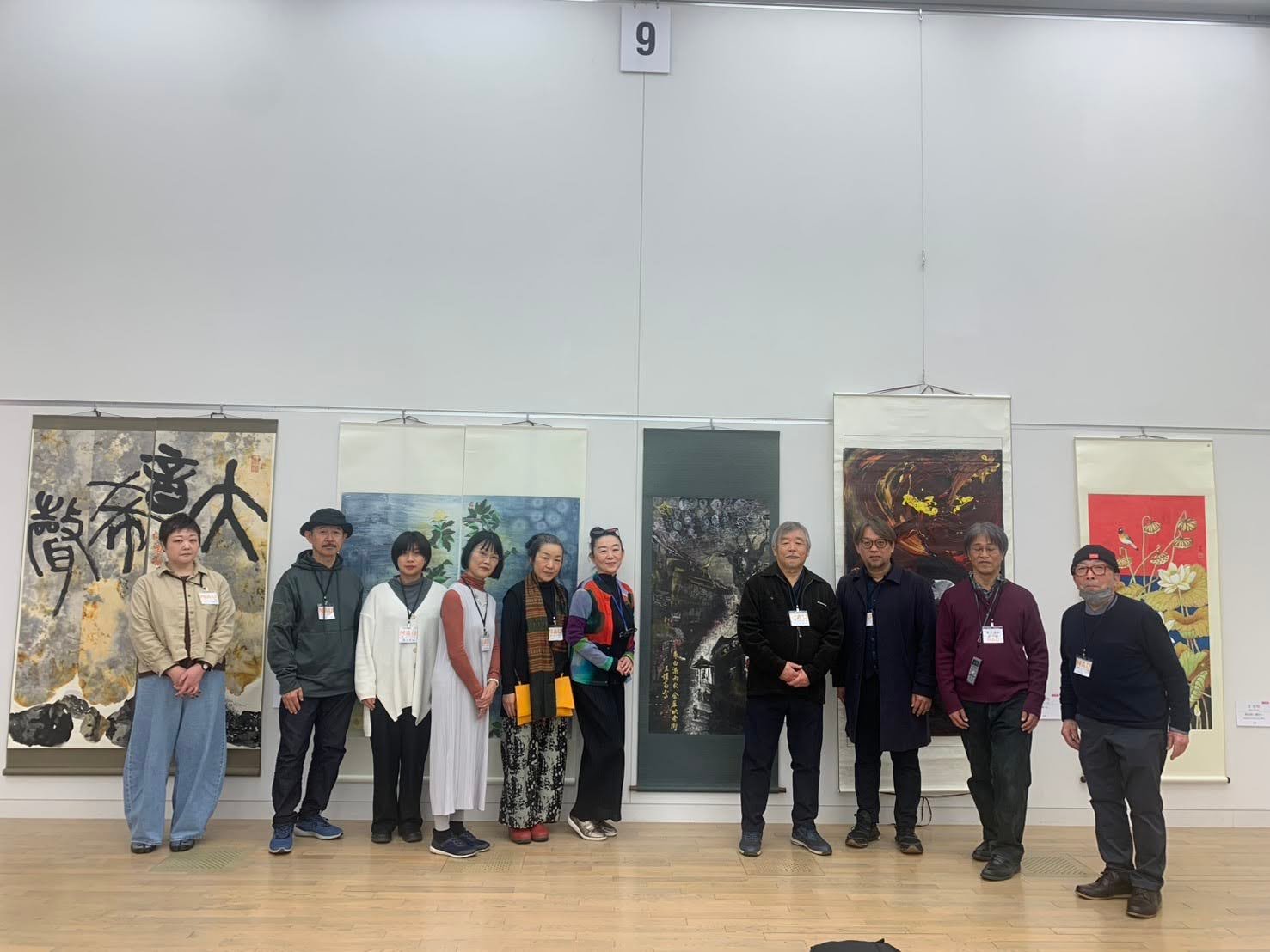 日本NAU成員於台灣藝術家作品前合影，日本第24回「 NAU 21世紀美術連立展」 於東京國立新美術館