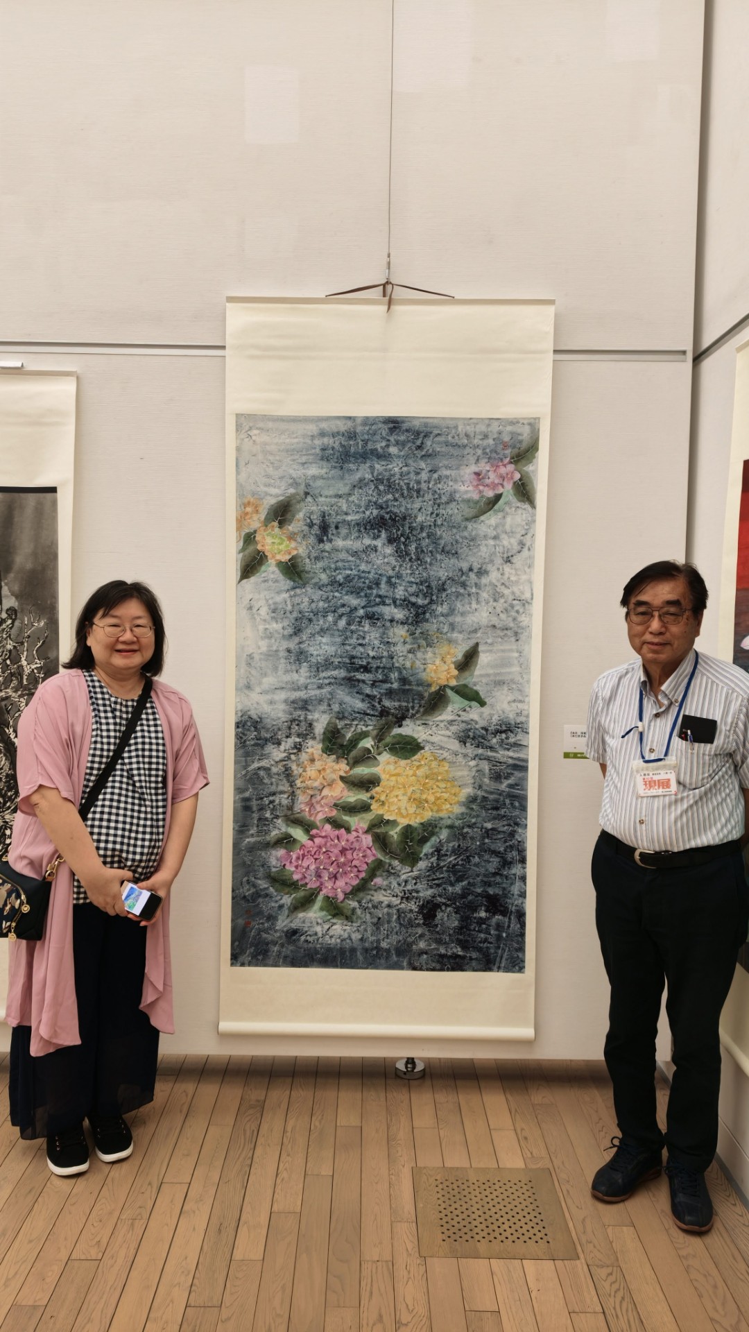82回台灣參展者 廖純沂教授與日本現展審查員八幡一郎於作品前合影。