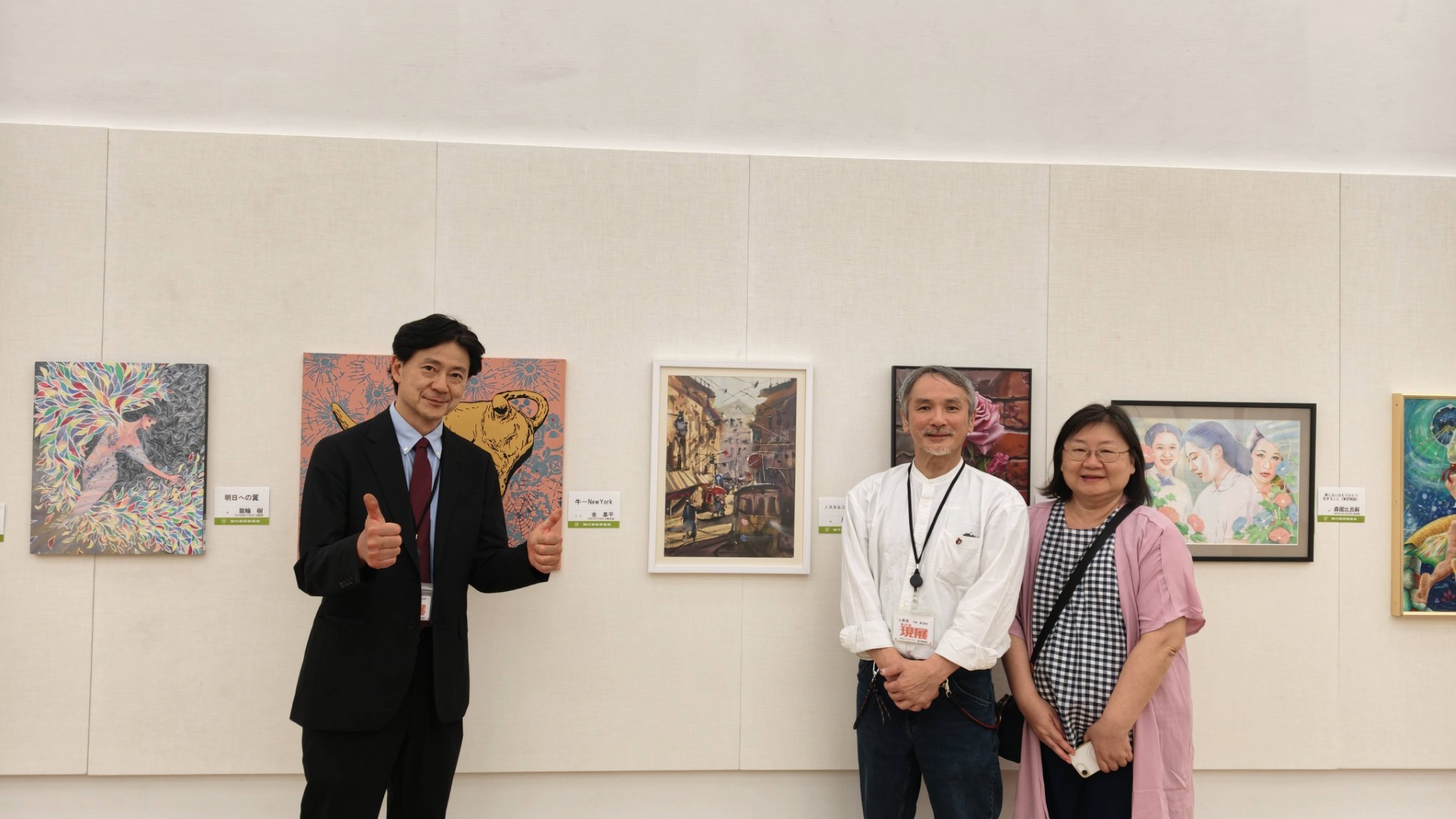 第82回現展台湾出品者 廖純沂教授が台湾出品者を代表し、日本現展審査員・松永匠一氏、会長・渡邊泰史氏と作品前で記念撮影。