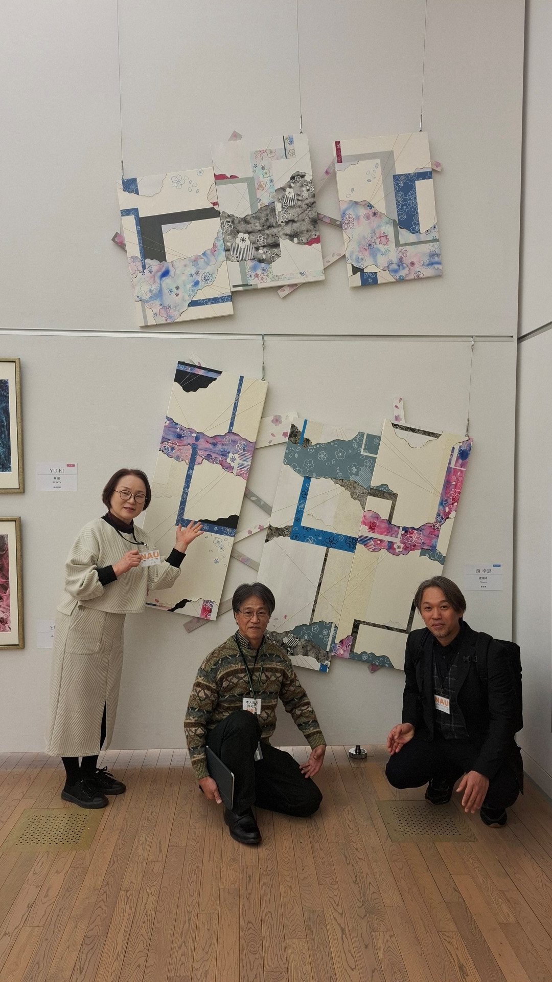 日本第二十三《NAU21世紀美術連立展》-東京國立新美術館展覽-事務局局長 橋谷勇慈先生、日本參展藝術家 西幸惠女士與台灣參展者 王穆提先生(日本NAU21世紀美術連立展成員)於日本參展藝術家 西幸惠女士作品前合影。