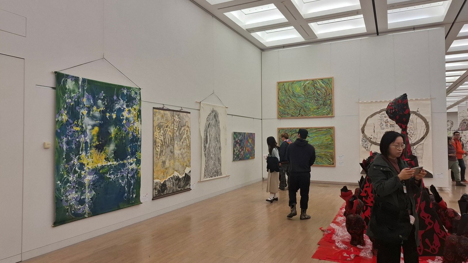 日本第二十三《NAU21世紀美術連立展》-東京國立新美術館展覽-參觀者仔細瀏覽台灣參展者作品