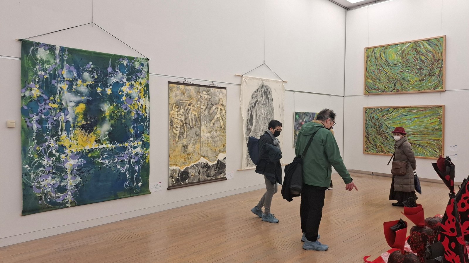 日本第二十三《NAU21世紀美術連立展》-東京國立新美術館展覽-參觀者仔細瀏覽台灣參展者作品