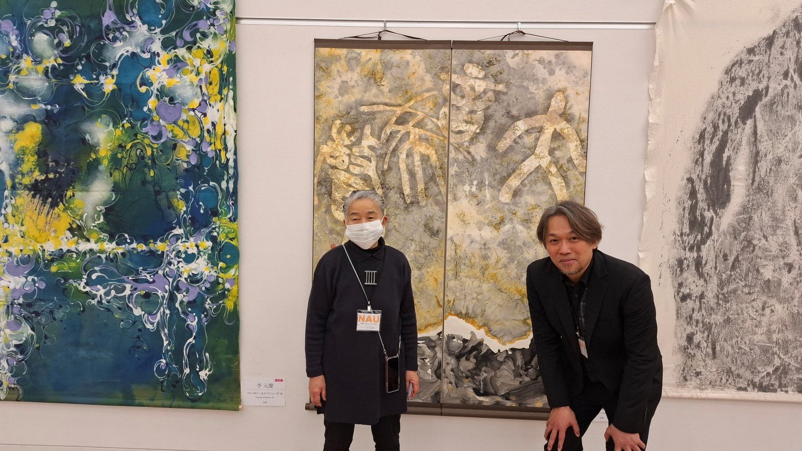 日本第二十三《NAU21世紀美術連立展》-東京國立新美術館展覽-ichonokigallery社長、藝術家 加藤和美女士與台灣參展者 王穆提先生(日本NAU21世紀美術連立展成員)於台灣參展者 連瑞芬女士作品前合影。