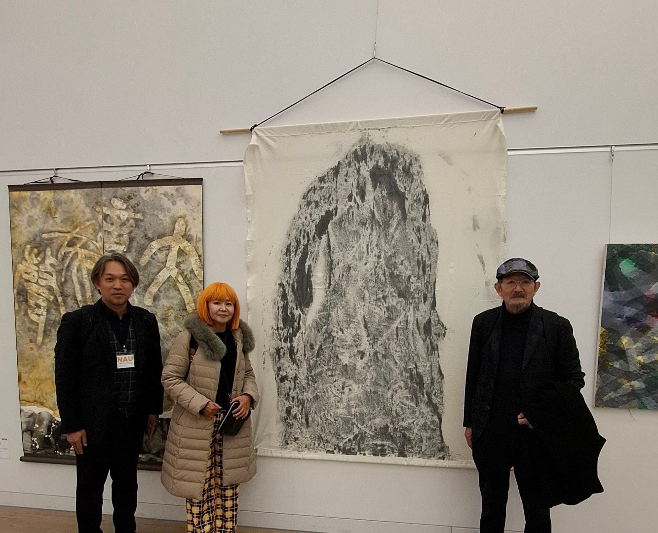 日本第二十三《NAU21世紀美術連立展》-東京國立新美術館展覽-委員長 高橋俊明先生、Asian Artists Network 社長山田陽子女士與台灣參展者 王穆提先生(日本NAU21世紀美術連立展成員)於台灣參展者 王穆提先生作品前合影。