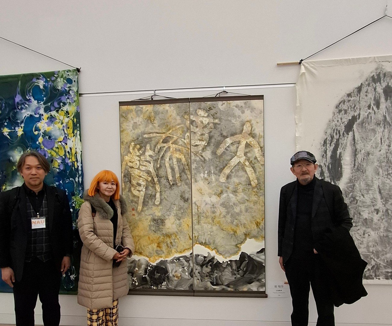 日本第二十三《NAU21世紀美術連立展》-東京國立新美術館展覽-委員長 高橋俊明先生、Asian Artists Network 社長山田陽子女士與台灣參展者 王穆提先生(日本NAU21世紀美術連立展成員)於台灣參展者 連瑞芬女士作品前合影。