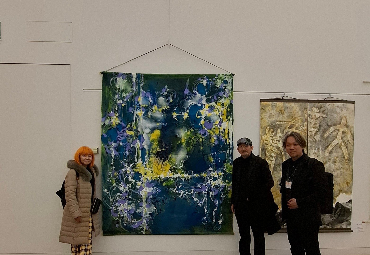 日本第二十三《NAU21世紀美術連立展》-東京國立新美術館展覽-委員長 高橋俊明先生、Asian Artists Network 社長山田陽子女士與台灣參展者 王穆提先生(日本NAU21世紀美術連立展成員)於台灣參展者 李元慶先生作品前合影。
