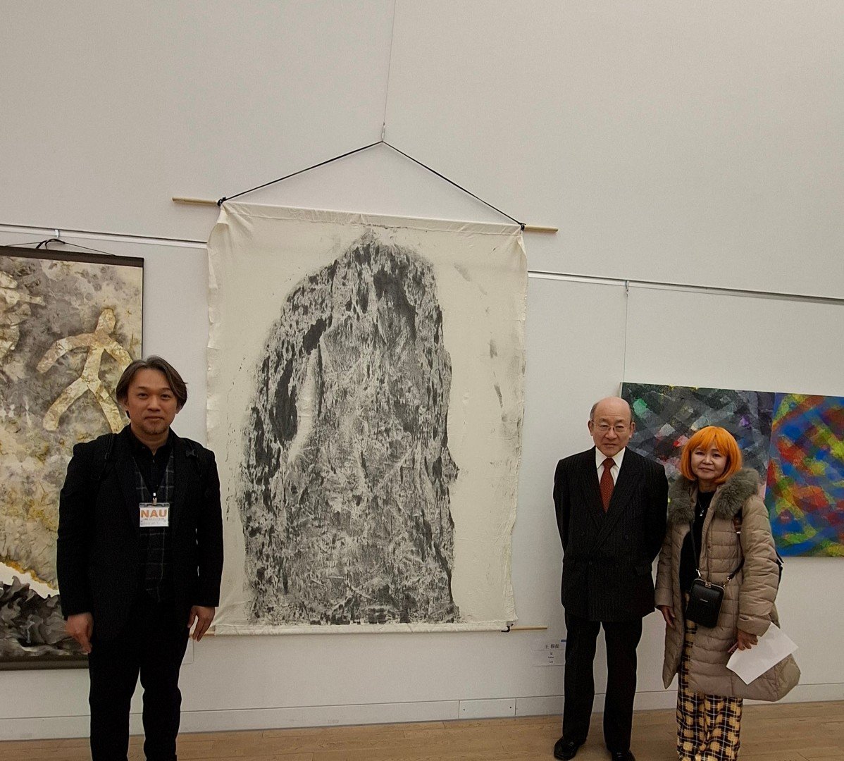 日本第二十三《NAU21世紀美術連立展》-東京國立新美術館展覽-美術評論家 清水康友先生、Asian Artists Network 社長山田陽子女士與台灣參展者 王穆提先生(日本NAU21世紀美術連立展成員)於台灣參展者 王穆提先生作品前合影。
